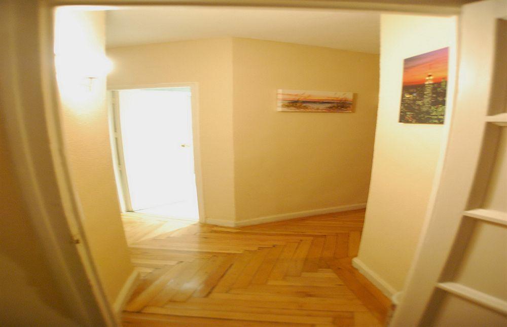 Apartamentos Aqui Me Quedo Madrid Exterior photo