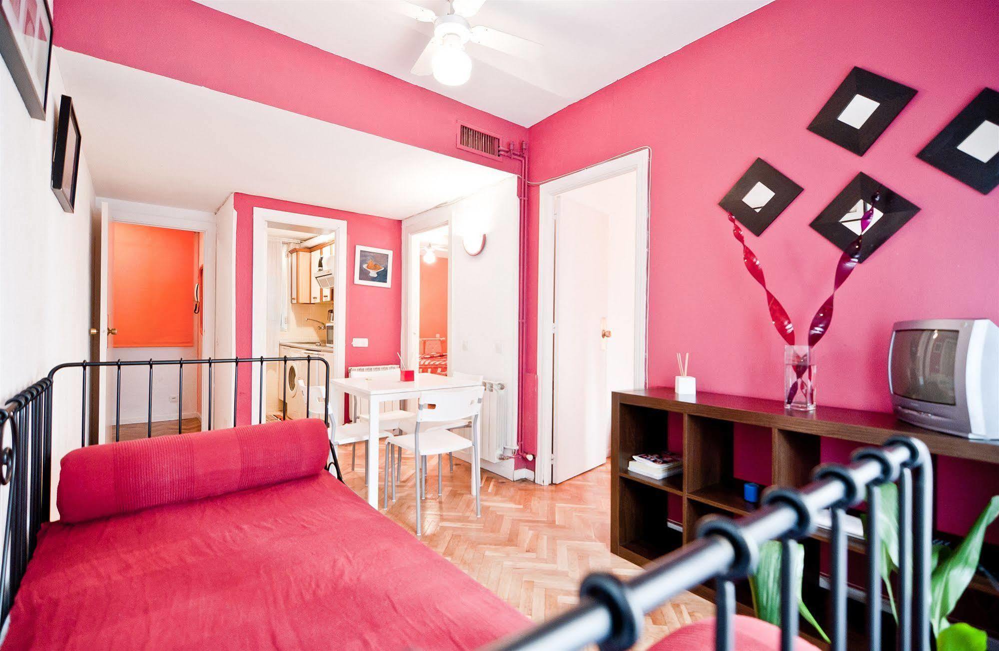 Apartamentos Aqui Me Quedo Madrid Exterior photo