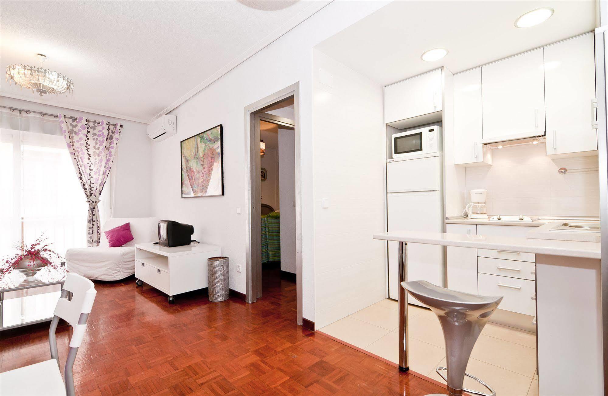 Apartamentos Aqui Me Quedo Madrid Exterior photo