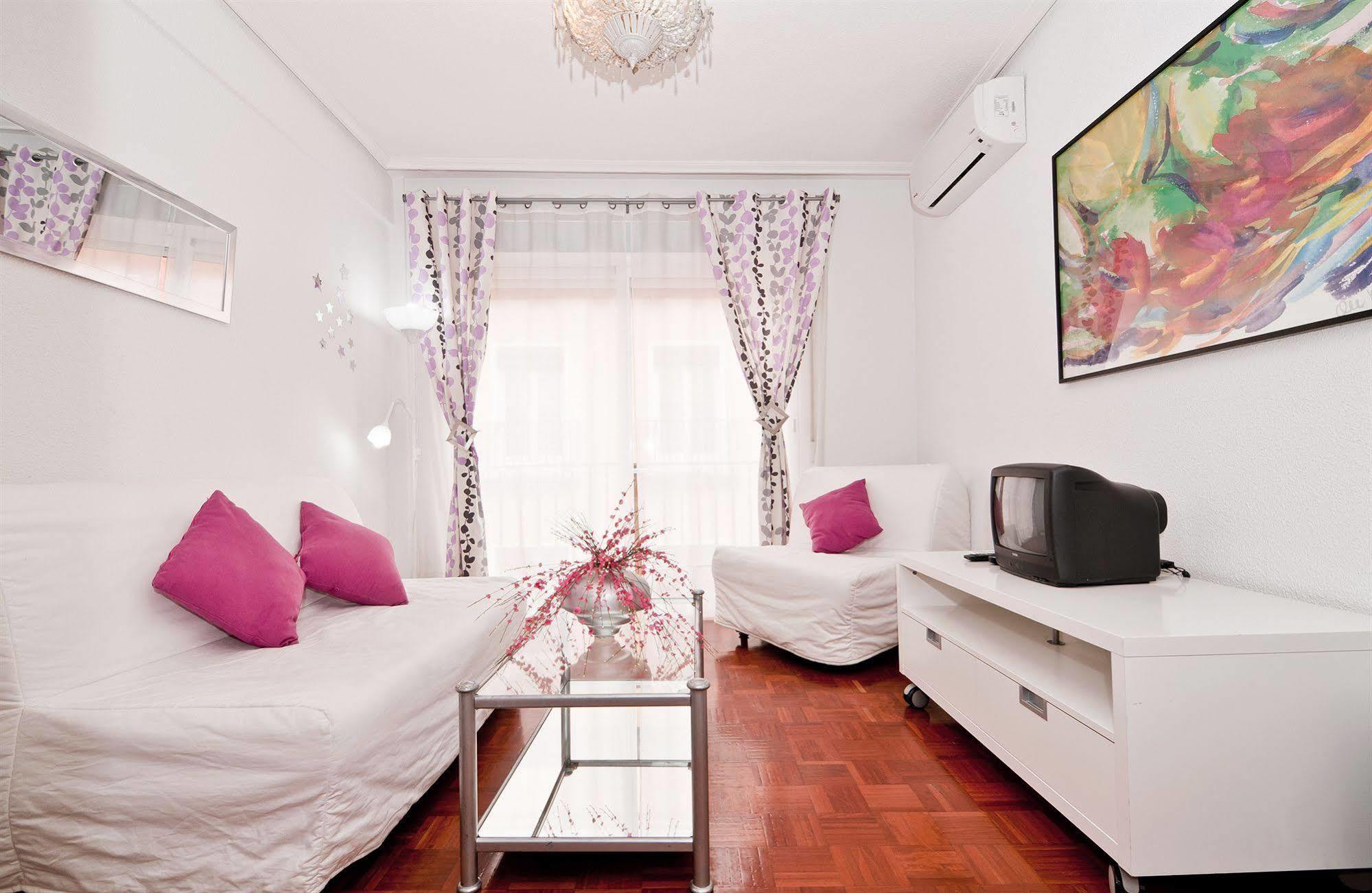 Apartamentos Aqui Me Quedo Madrid Exterior photo