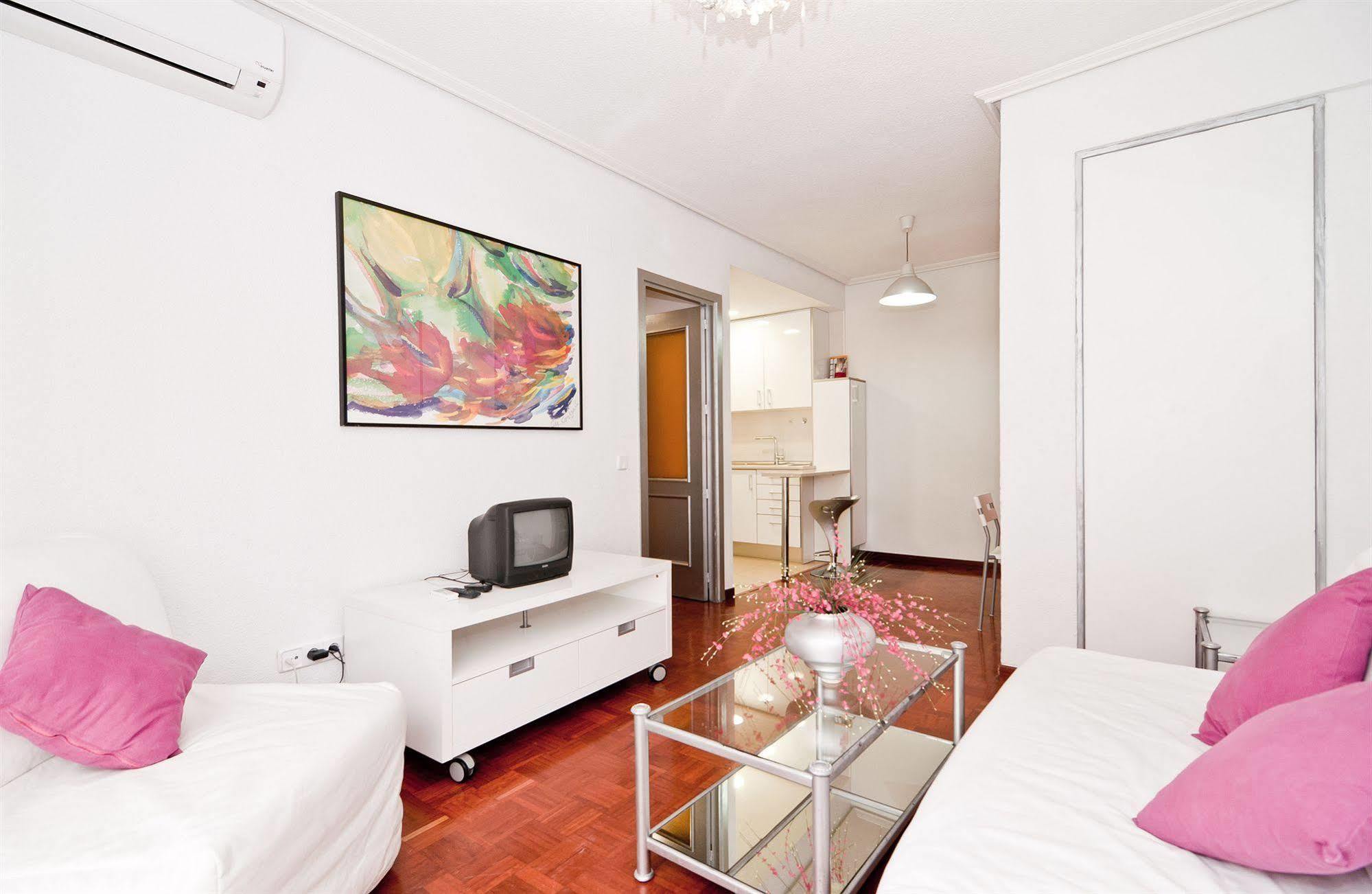 Apartamentos Aqui Me Quedo Madrid Exterior photo