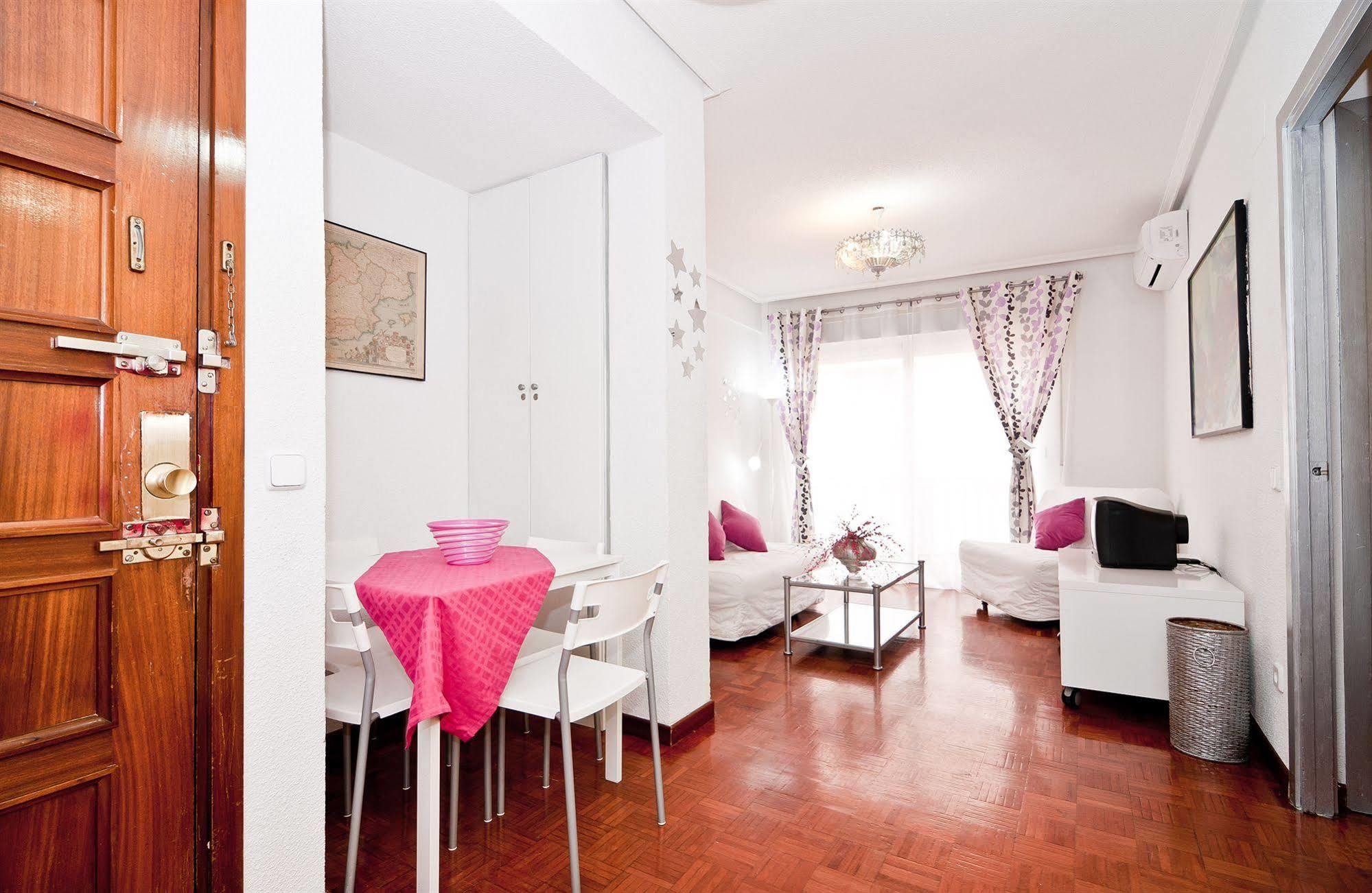 Apartamentos Aqui Me Quedo Madrid Exterior photo