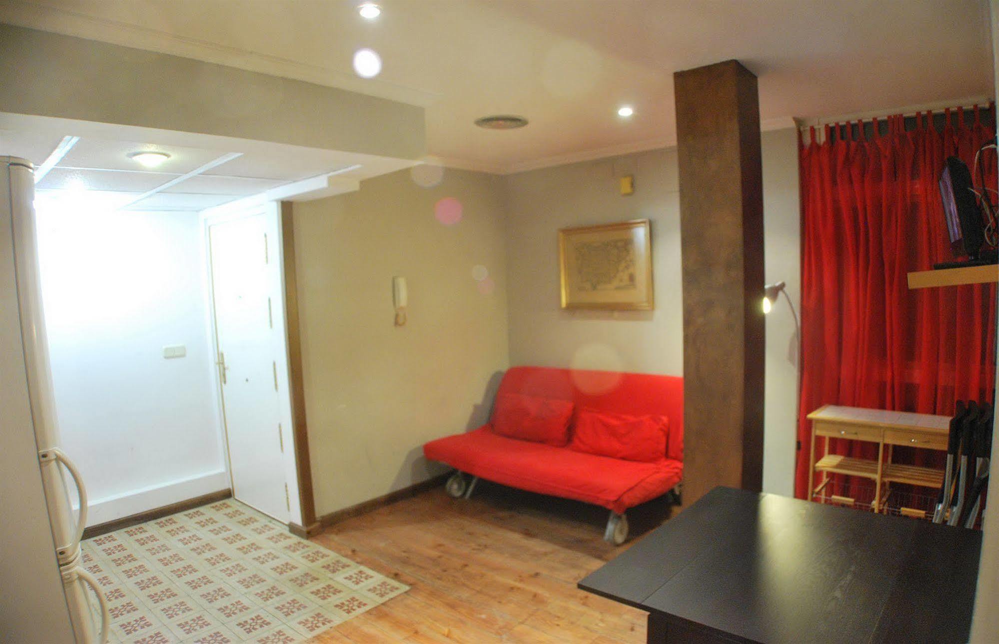 Apartamentos Aqui Me Quedo Madrid Exterior photo