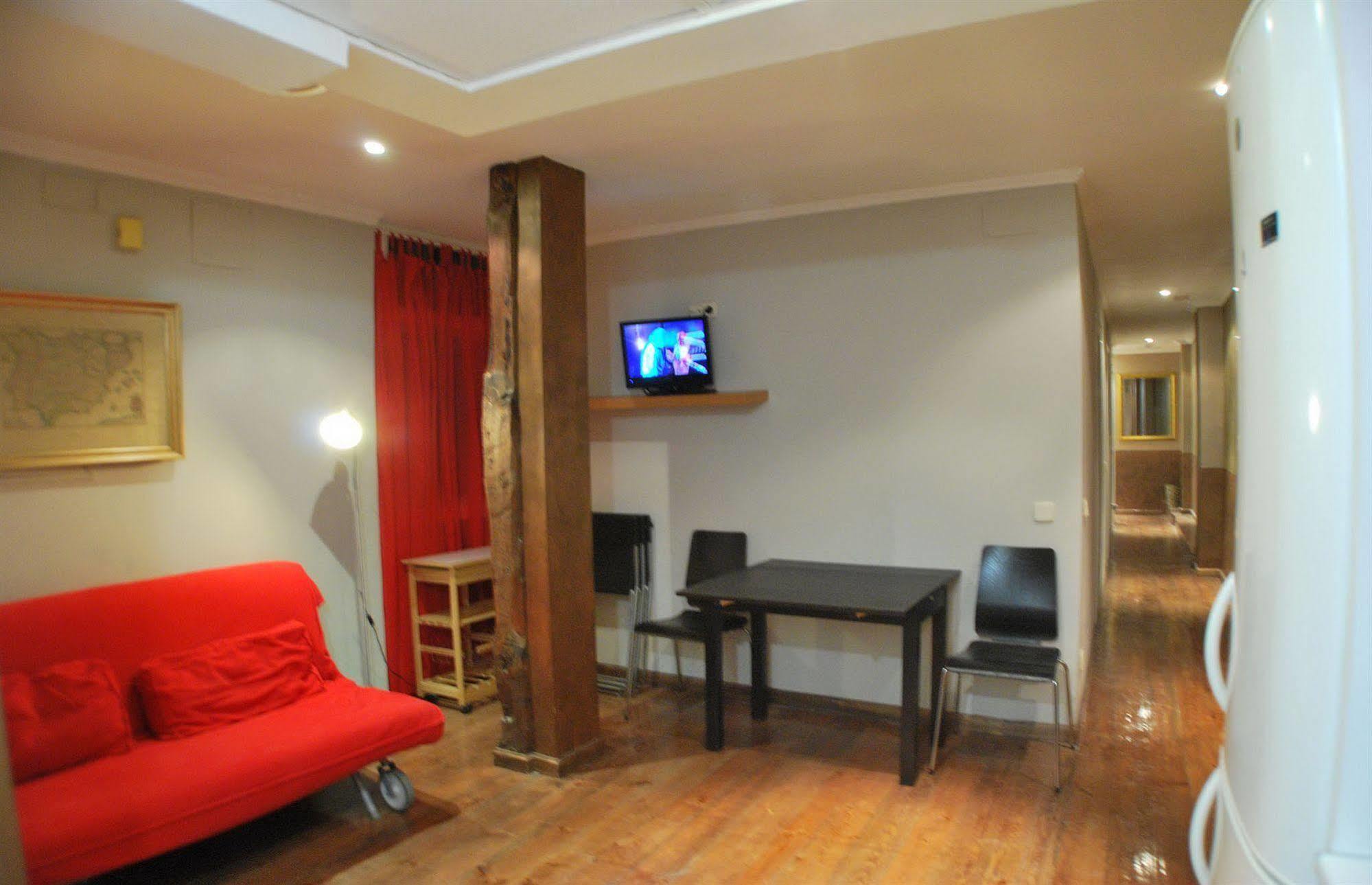 Apartamentos Aqui Me Quedo Madrid Exterior photo
